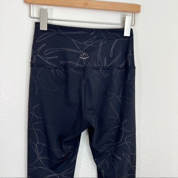 Beyond Yoga Monstera Leggings - Picture 6 of 8